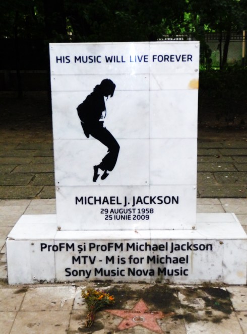 Monument à la mémoire de Michael Jackson à Bucarest